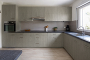 Avant après Coverstyl NF28 Greyish Oak  - bois 🟢